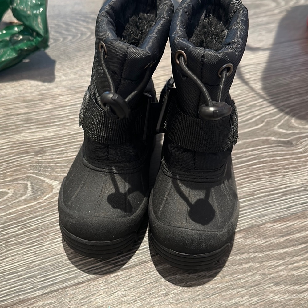 Toddler black snow boots. Size 5. Barely worn.